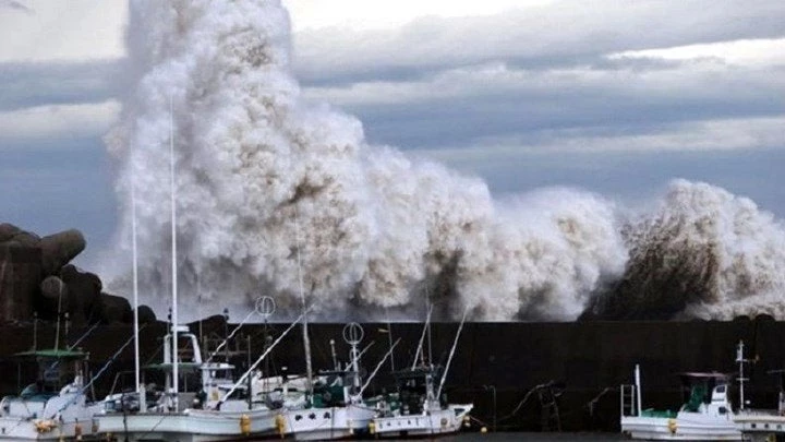 Πλήττει την Ιαπωνία ο ισχυρός τυφώνας Τράμι: Πέντε τραυματίες και 121.000 νοικοκυριά χωρίς ρεύμα (βίντεο)
